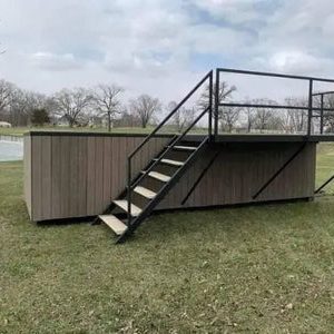 Hoch gelegener Containerpool mit integrierter Terrasse